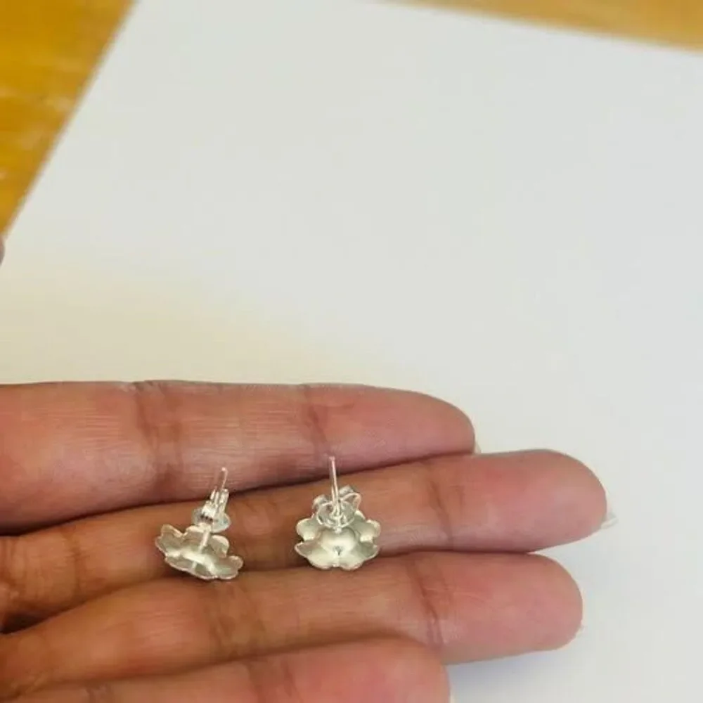 Taxco Mexico .925 Sterling Silver  Flower Stud Earrings Black Stone |1 CM|.78 G
